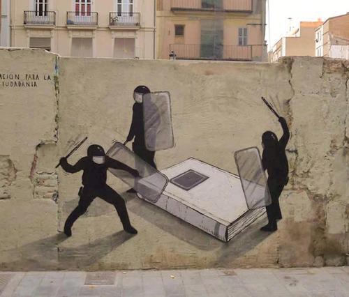 La police contre les livres? Ce n’est pas une vision du passé !