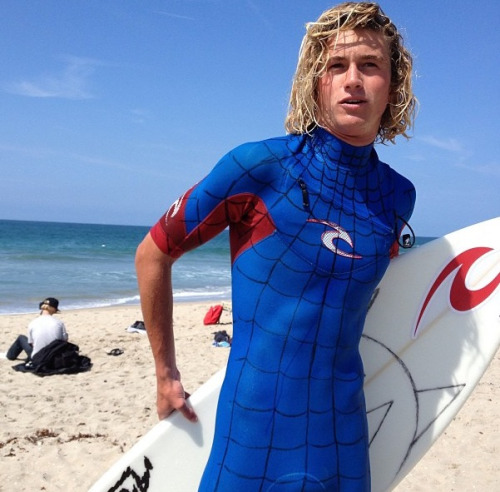surfyouth: That wetsuit is so rad!