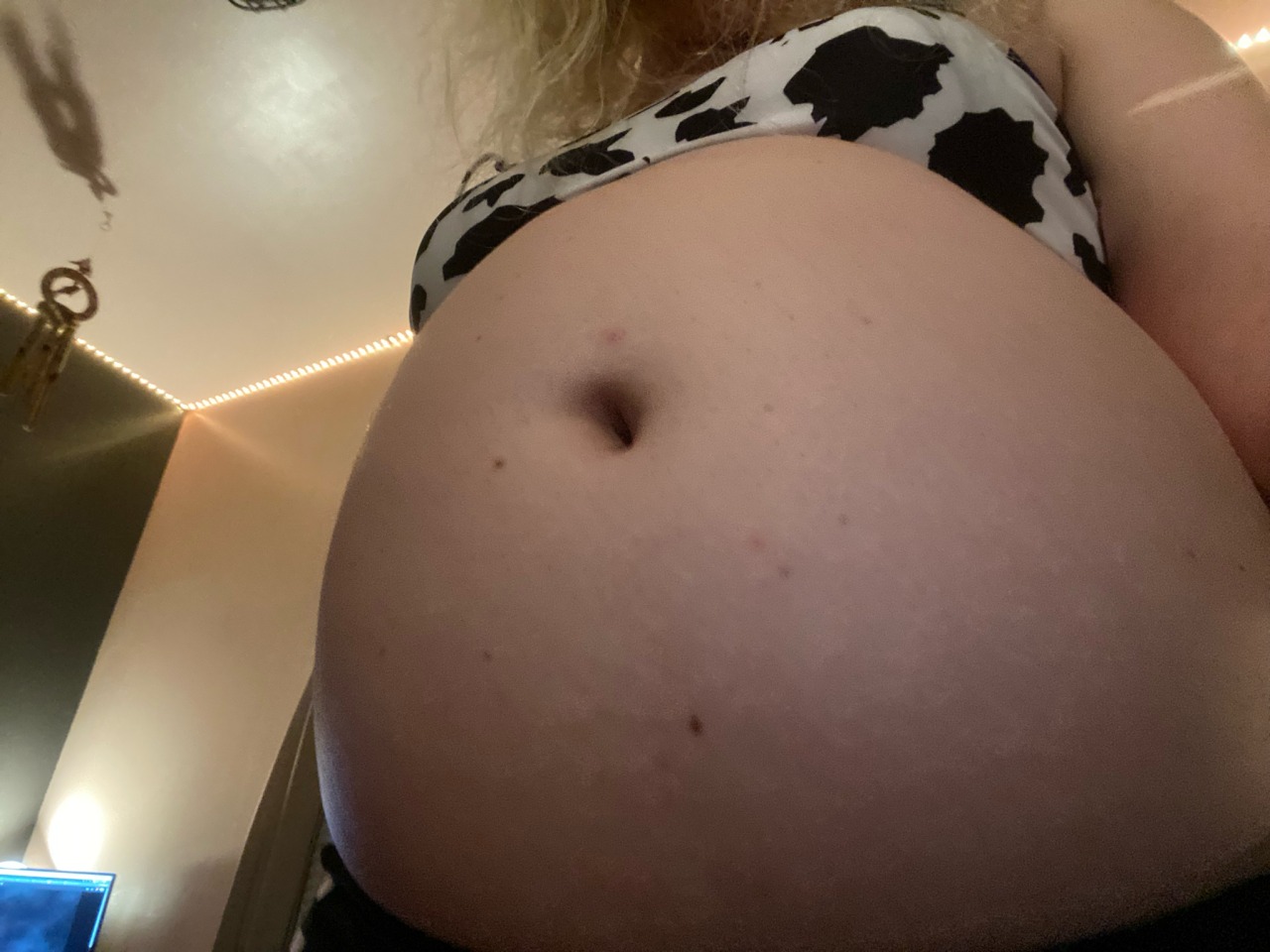 fufufeedee:I outgrew the bottoms so the cow print is kinda mismatched😳. Sorry If I’m getting too big, so many generous people have been feeding me lately. And I can’t stop eating no matter how full I am😓 even my desk chair is starting to dig