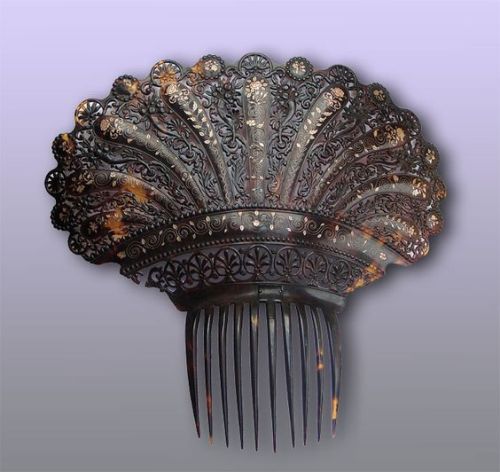 treasures-and-beauty:Tortoiseshell Comb, Argentina ca. 1820-1830. Encrusted with gold thread in flor