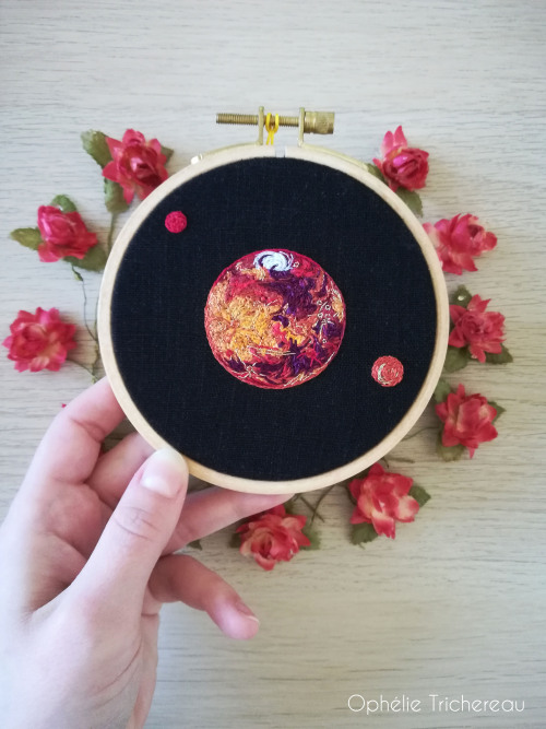 ophelie-trichereau:Mars.Hand embroidery.11,5cm in diameter.DMC embroidery threads on linen.Available