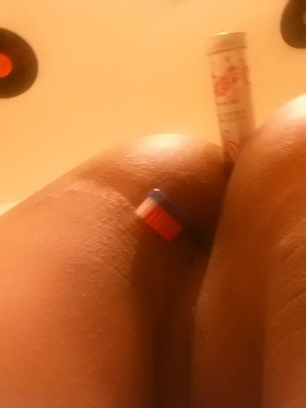mynastyperversion:  Im bored, I think I’ll just stick a toothbrush in my pussy