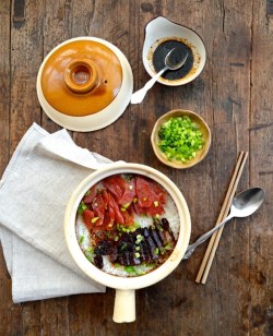 yummyinmytumbly:  HONG KONG STYLE CLAY POT RICE