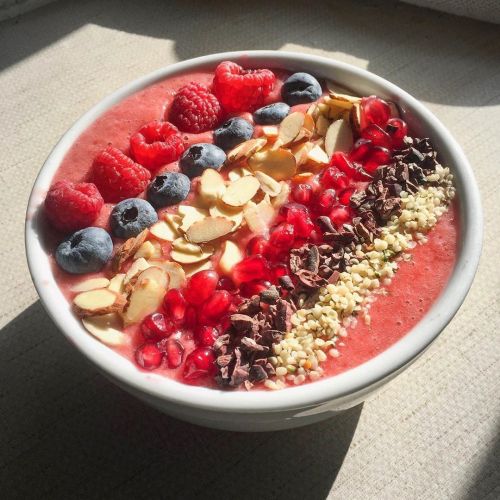 Berry SUPERFOOD smoothie bowl ⬇️⬇️⬇️⁣⁣⁣⁣⁣⁣ ⁣⁣⁣⁣⁣⁣ ⁣⁣⁣⁣ 2c strawberries (I like mine semi-frozen)⁣⁣⁣⁣