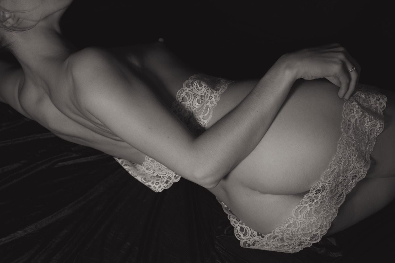brookelynne:  languid lace | self-portraits•✧{ more here }✧•