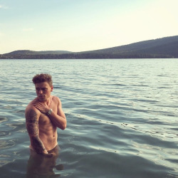 brentwalker092:  nekkidmalecelebs: Gus Kenworthy