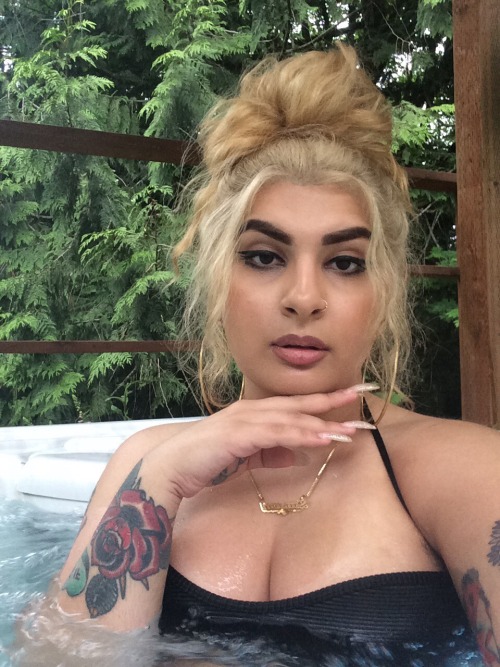 cantcolonizethispussy:  Just chillin in a hot tub in the middle of the woods listening to drake hbu?