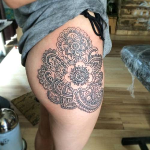 #Tattoo #tattoos #tatuaje #Tatu #tatuajes #ink #inklife #inklove #mandala #bacteria #hindu #lineas #lines #line #cadera #girl #tattooedgirl #pierna #gluteo #nalga #venezuela #lara #barquisimeto