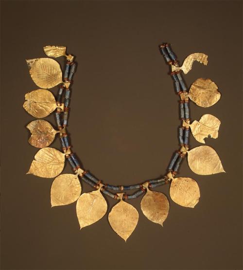 the-hardest-of-hearts-survive:Unknown (Mesopotamian)Headdress with leaf-shaped ornaments2600-2500 B.