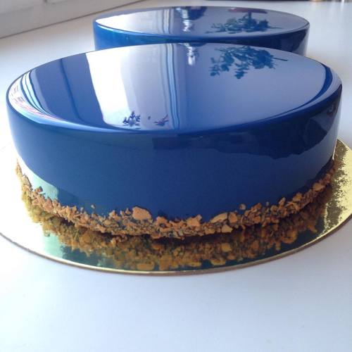 bubblegum-pwussay: sixpenceee:  The above are mirror finish cakes. (Source)  Ive never heard of this amazing   The only time I would want to have a cake and not eat it.