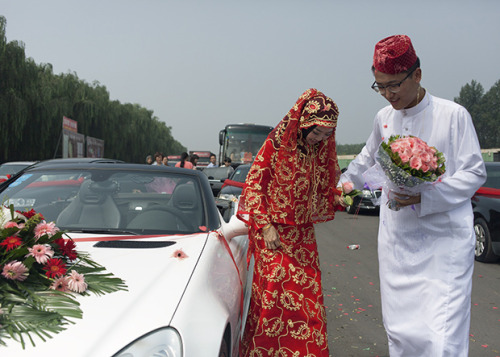 bobbycaputo:Thought-Provoking Photos Reveal the Complexities of Life As a Chinese Muslim WomanFor Mu