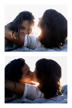 lesbiann-cutiess:  lezobey:     👭