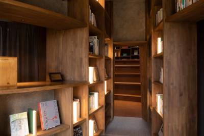 vehementlyjones:itscolossal:Readers Burrow into a Bookworm Haven in Kurkku Fields’ ‘Underground Library’@carnalreincarnated 