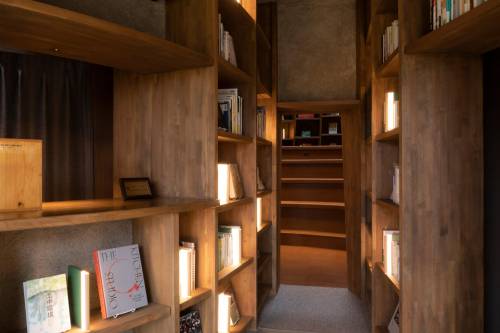 vehementlyjones:itscolossal:Readers Burrow into a Bookworm Haven in Kurkku Fields’ ‘Underground Library’@carnalreincarnated 