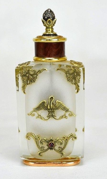 Karl Gustaf Hjalmar Armfeldt (1873 - 1959) Faberge perfume bottle. Adorned with gold scrolling decor