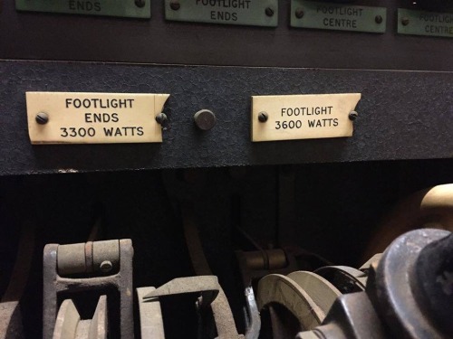 darksideofthecurtain: neotrotsky: Vintage theatrical lighting dimmers mmmmmmm nice.