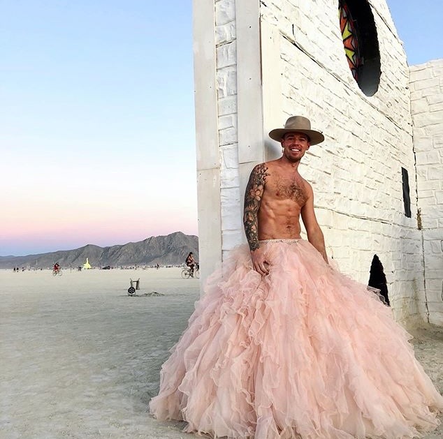 1000sassa1000: men should wear skirts at burning man @doctor_travis on Instagram