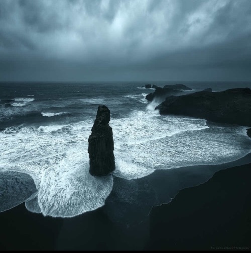 malemalefica:Black beach  Horizon over water Ireland
