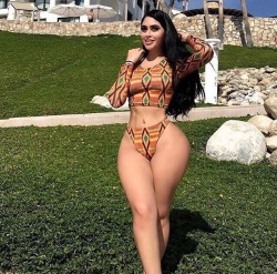 pleasing2theeye:  Jailyne some stunning curves 🔥🍰