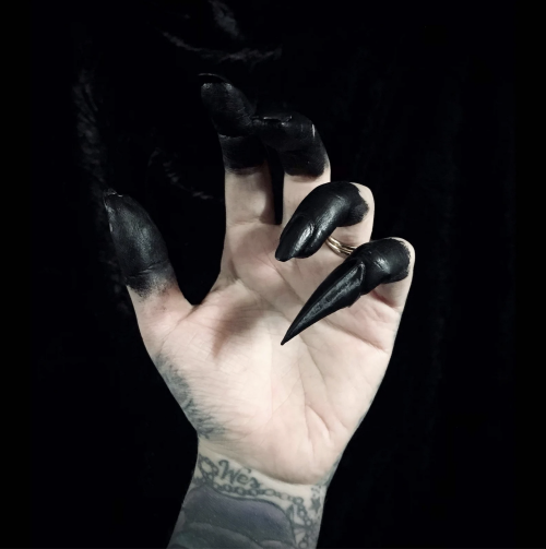 snootyfoxfashion:Claw Nail Rings from NightSkyCraft
