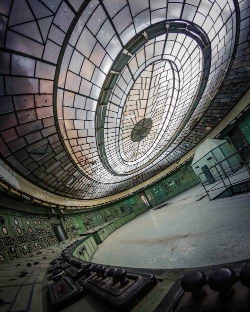 (via Art déco control room of an abandoned power plant in Hungary : AbandonedPorn)