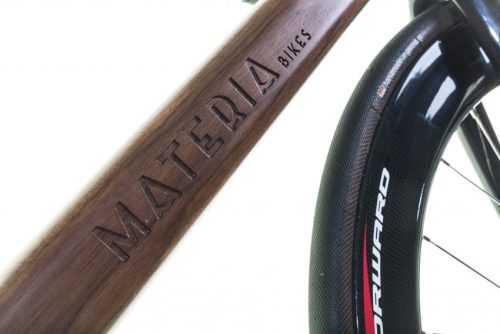 utwo:
“ Fixed Gear Bike WUDU
Lightweight – 2.5 kg wooden frame
© materiabikes.com
”