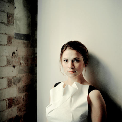 dailyhayleyatwell: I come from the background of theatre, and the thing that I love about theatre is