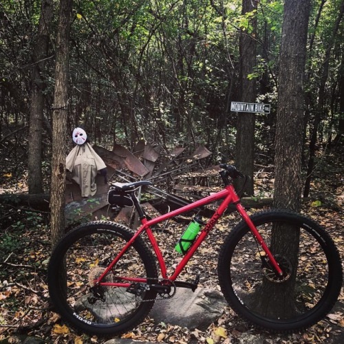 ridewithfroth: Trying to keep up with @gustmo2112 and having a blast! #singletrack #mtb #surlybikes 