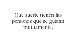 eyeslikeamoon:  bipolaridad-al-limite:  loves-stay-strong:  No siempre es tan fácil, a veces existen personas que se gustan mutuamente y no están juntas, no son nada y a veces hasta se ignoran.  hay veces en que se gustan mutuamente y hay alguien más