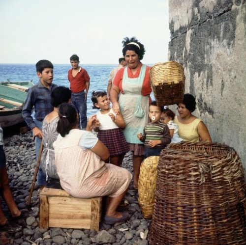 lescuriositesdelafoire: Carel Blazer, Women and children with wicker baskets on the Spanish coast, 1