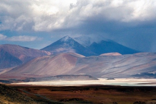 Laguna Miscantí y Cerro Miscantí, Reserva Nacional los Flamencos, cerca de Toconao, Chile, 2001.In t