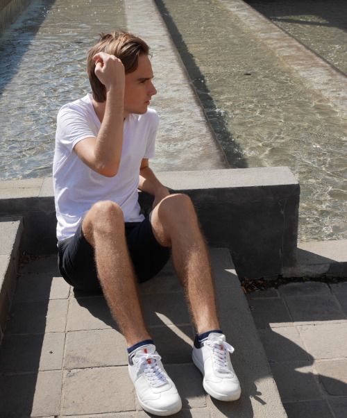 menstreetstyle:     A day or it was really good weather … I took the opportunity to walk in a small town by the sea. I could not resist putting the feet in the water of this beautiful fountain. I wear shorts Kooples and a T-shirt Zara. And to complete