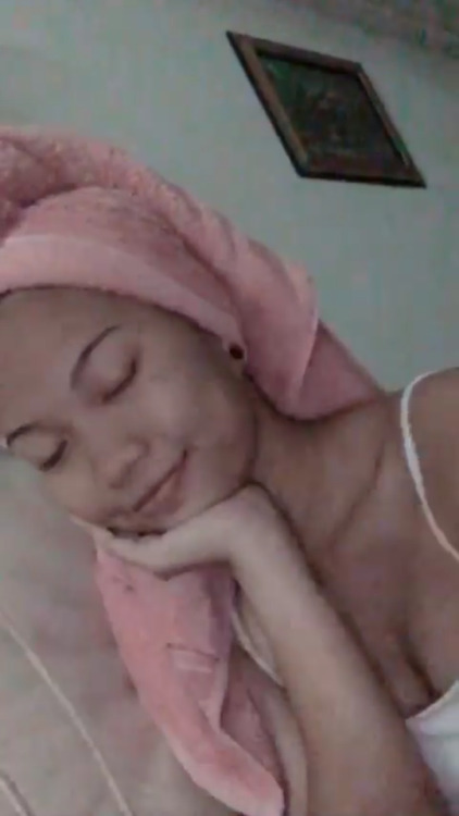 sggirlstonight:Elly Nurlyana - Stays in bedok ! Take so much toilet selfie , she prob took it before