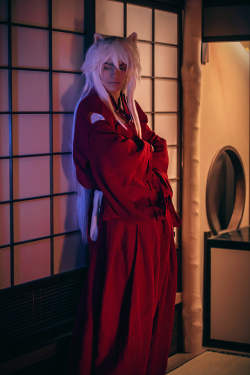 Bigger photo set of our InuYasha photo shoot! You can find the full set here.InuYasha: SchpogKagome:
