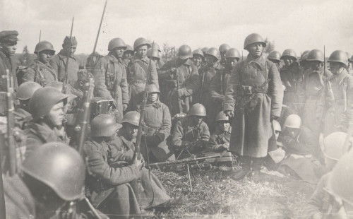 Бойцы 166-ой стрелковой дивизии (Томск) перед боем на дальних подступах к Москве. Начало октября 194