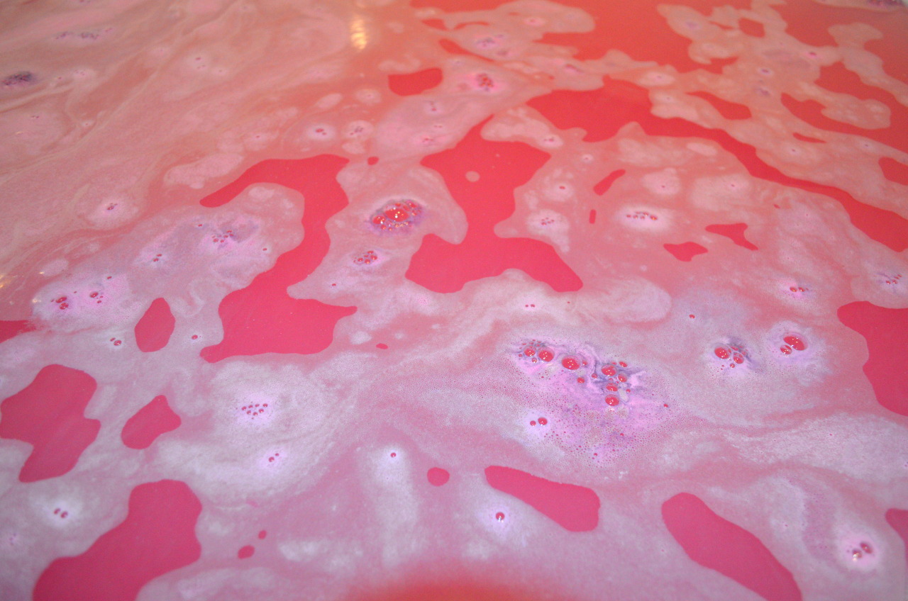 iconicgloryy:My Lush Cosmetics Bath Bomb I used last night was amazing. It was so