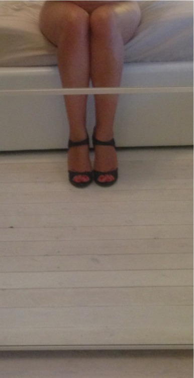 marketingslut:  I’m wearing my favourite heels. Now I need someone to take me dancing x