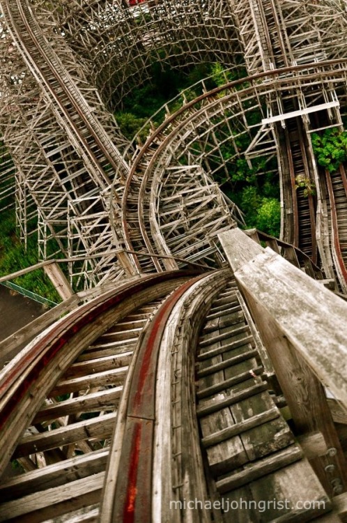 destroyed-and-abandoned:  Neglected roller coaster in a Japanese amusement park abandoned in 2006. kirbyfood:   MORE INFO AND PICTURES   