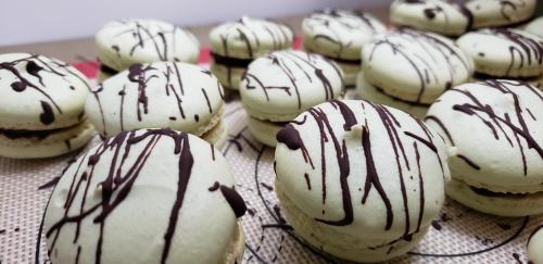 Homemade Vanilla Macarons with Dutch Chocolate Buttercream. . more on https://www.reddit.com/r/food/