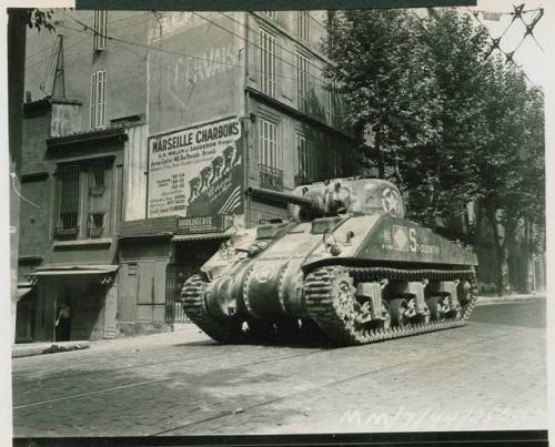 bmashine:Tank “Sherman” on the streets of Marseille.