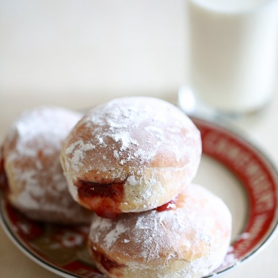 dessertgallery:Strawberry and Cream Doughnuts-Get your hourly source of sweet inspirations!