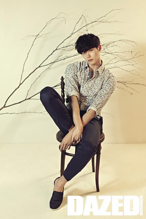 hitoritabi:  natwalan:  [Photo] Lee Jong Suk @ Dazed Korea Magazine April 2014 (HD size+no logo)Cr : ©PerfectBlue_kn  oh DAMNNNNN 