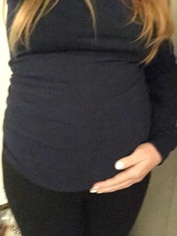 makemerounder:  Oh god, I feel enormous today. I can’t believe this is just a water bloat. My stomach is so full and hard, I can’t even suck it in. I had to really pull to even get my shirt to cover my growing belly. I looooove feeling my lower belly