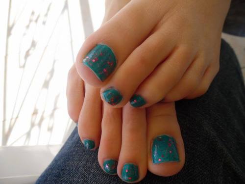 sundaysfeet: blue toes with pink glitter! so…tasty;)