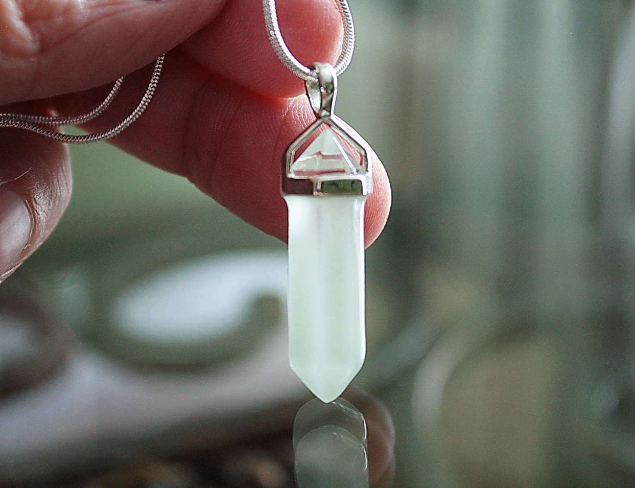 cheeto-bandito:  wickedclothes:  Glow In The Dark Crystal Necklace Many crystals