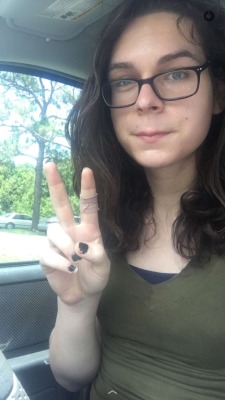 tallella:  peace sign selfie dump