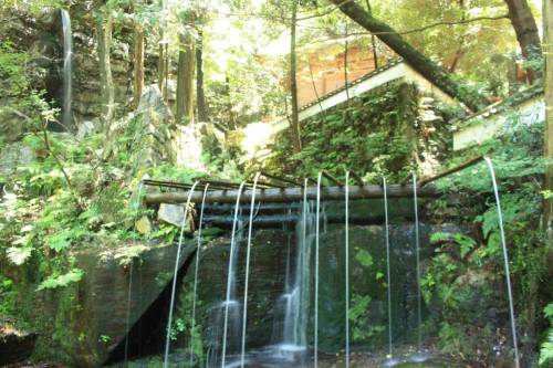 平原の滝 (Hirahara Waterfalls) The Hirahara no Taki in Nishio, Aichi was said to be discovered by a monk