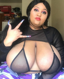 bigtitgirlz:  Look at her titties!