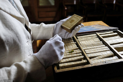 speciesbarocus:  Jacobean Travelling Library (1617). What is thought to be first travel-sized library. The titles include works of classical history, theology and philosophy, and poetry; authors Tacitus, Virgil, Ovid, Aquinas, and Seneca found places