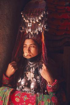 fotojournalismus: Turkmen women in traditional clothes, photographed in the provinces of Faryab and 